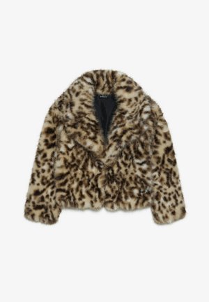 Veste en fausse fourrure à imprimé léopard avec un design court, des revers larges et une texture douce. Présente des taches marron foncé sur un fond beige.