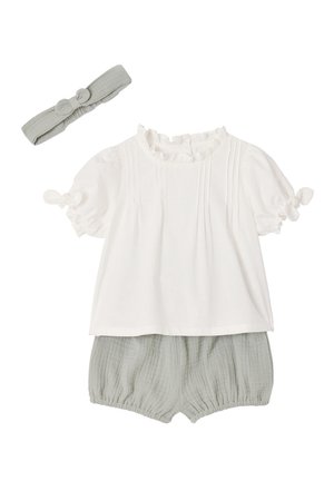 Weiße Babybluse mit kurzen Ärmeln, Rüschenkragen und Ärmelabschluss, kombiniert mit hellgrauen, strukturierten Shorts mit elastischem Bund und passendem Stirnband mit Knopfdetail.
