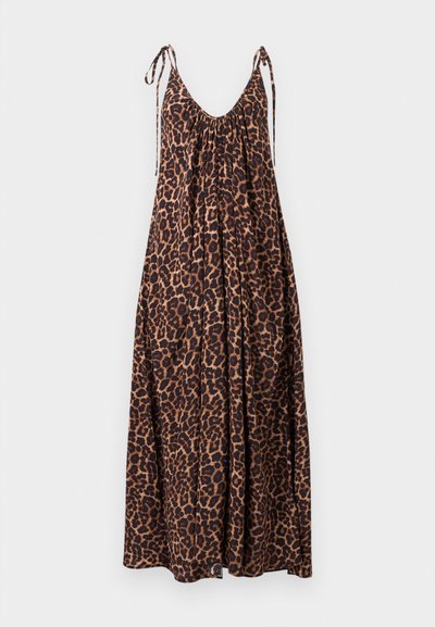 Μακρύ φόρεμα χωρίς μανίκια με τύπωμα λεοπάρ, σούρα στον λαιμό και λεπτά κορδόνια στους ώμους, ρέουσα σιλουέτα σε μονόχρωμο φόντο.