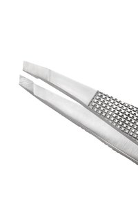 Primo piano di una pinzetta metallica argentata con punte angolate e inclinate e grip testurizzato su sfondo bianco.