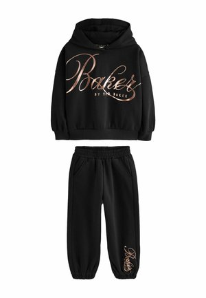 Schwarzer Kapuzenpullover mit einem glänzenden roségoldenen "Baker"-Grafik, kombiniert mit passenden schwarzen Jogginghosen, die ein Akzentlogo am Saum haben.