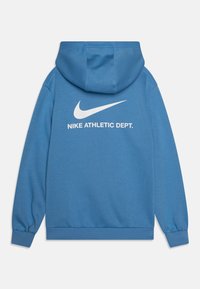 Μπλε φούτερ με μπροστινή τσέπη, διαθέτοντας το λευκό σήμα της Nike και το κείμενο «NIKE ATHLETIC DEPT.» στην πλάτη με έντονους χαρακτήρες. Υλικό με μείγμα βαμβακιού.