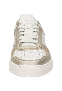 Weißer Sneaker mit metallisch goldenen Akzenten, der über perfoierte Details an der Spitze und eine strukturierte Sohle verfügt. Die Schnürsenkel sind weiß und flach.