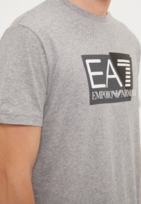 EA7 Emporio Armani Camiseta estampada - grey