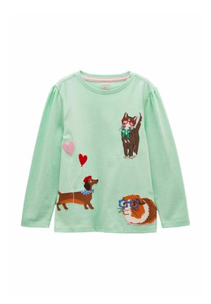 Hellgrünes Langarmshirt mit bestickter Katze mit roten Brillen, Dackel mit Herzballons und roter Baskenmütze sowie Meerschweinchen mit blauen Brillen.