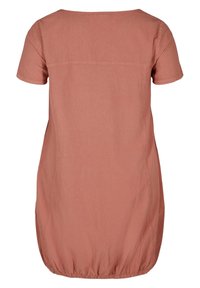 Kortärmad klänning med rund halsringning i mjuk rosafärg, har en rynkad fåll och minimal sömnadsdetalj på baksidan.