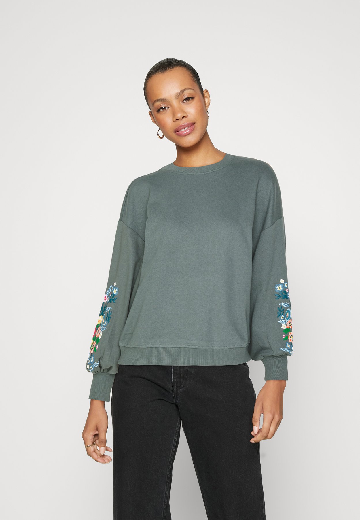 ONLBROOKE L/S O-NECK FLOWER SWT NOOS