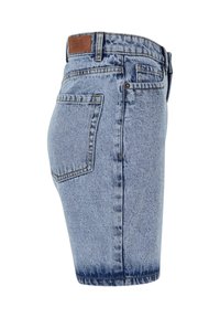 Lyseblå denimskjørt med baklommer, beltehemper og en brun skinnlogo på midjen.