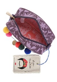 Lila Reißverschlussbeutel mit Blumenmuster; bunte Pompons angebracht. Das gefütterte Innere zeigt ein pinkes Design. Enthält ein Etikett mit einer Illustration von Frida Kahlo.
