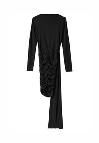 Schwarzes langärmliges Kleid mit gerafftem Design an der Taille und einem fließenden, asymmetrischen Saum. Glatte Textur und figurbetonter Schnitt.