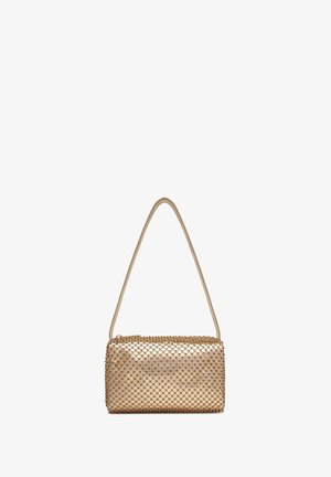 Bolso rectangular dorado cubierto con un patrón de malla brillante y una única correa delgada para el hombro.