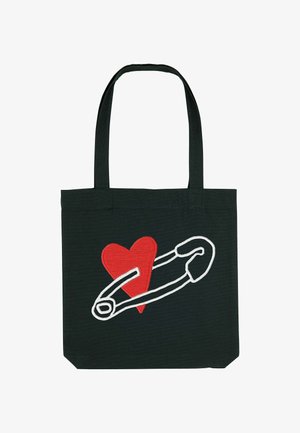 Borsa a spalla nera con un design ricamato che presenta un grande cuore rosso e una spilla da balia bianca. Il tessuto è robusto e le maniglie sono lunghe.