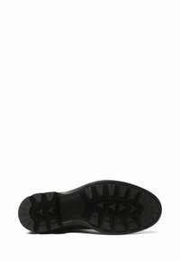 Semelle de chaussure en caoutchouc noir avec une surface texturée et des motifs profonds. Présente des rainures marquées et une zone de renforcement au niveau des orteils pour plus de durabilité.