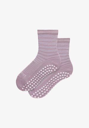 Par de calcetines tobilleros de color lila claro con puntos de agarre de silicona en las suelas para soporte antideslizante.