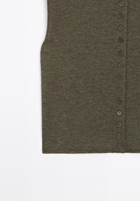 Top a maglia verde oliva con orlo dritto, una abbottonatura frontale e otto bottoni scuri lungo il lato. Texture liscia.