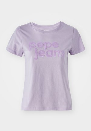 Lilla lühikeste varrukatega T-särk, mis on valmistatud puuvillast, esipaneelil on "pepe jeans" tekstureeritud lillade tähtedega. Sile kangast viimistlus.