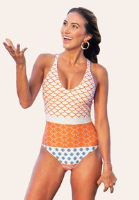 Bañador de una sola pieza naranja y blanco con un patrón de escamas, cuello alto y un estampado geométrico en contraste en la parte inferior.