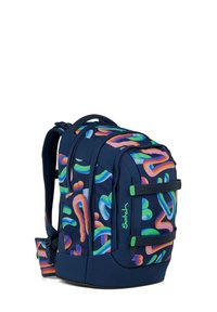 Zaino blu con un motivo astratto colorato. Comprende spallacci regolabili, due tasche laterali e accenti verdi vivaci.
