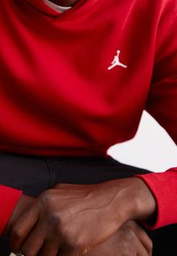 Felpa con cappuccio rossa realizzata in morbido tessuto, caratterizzata da un logo Jumpman bianco sul petto, con polsini a costine e una vestibilità comoda.