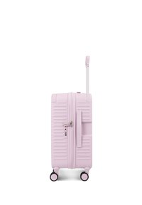 Petite valise rigide rose avec poignée télescopique déployée, serrure intégrée, poignée latérale et quatre roulettes noires et roses, debout.