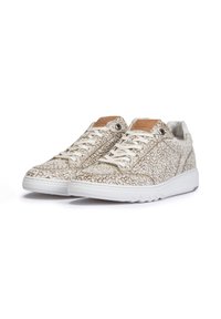 Sneaker beige con trama, upper in tessuto intrecciato, suola in gomma bianca e dettagli in pelle color cuoio sulla linguetta.