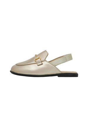 Scarpa slingback in pelle dorata metallizzata con punta affusolata, dettagli in metallo dorato, soletta imbottita e suola nera piatta.
