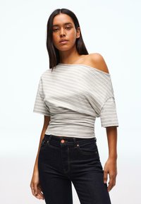 Nem kiválasztott, beige