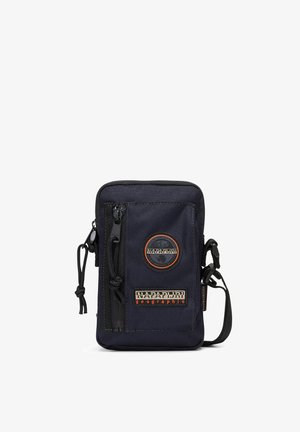 Musta kangas olkahihnainen laukku, jossa on teksturoitu pinta, varustettuna vetoketjullisella taskulla, logotarralla ja säädettävällä olkahihnalla.