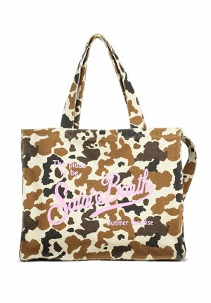 Sac fourre-tout en toile avec un motif camouflage marron, noir et crème, texte rose en cursive « Saint Barth » et deux anses.