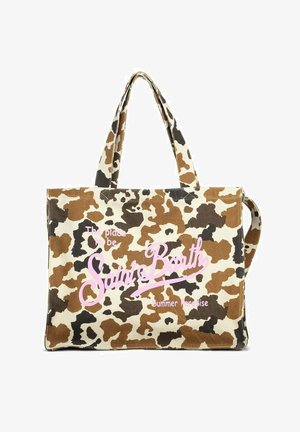 Sac fourre-tout en toile avec un motif camouflage marron, noir et crème, texte rose en cursive « Saint Barth » et deux anses.