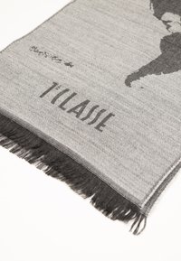 Sciarpa intrecciata nera e grigia con bordi sfrangiati e testo stampato "T'classe" con un design a mappa in grigio scuro su sfondo più chiaro.