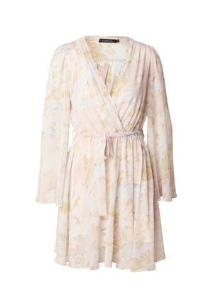 Světle růžové zavinovací šaty s béžovým květinovým motivem, dlouhými průsvitnými rukávy a pásek v pase, se výstřihem do V a měkkými plisemi.