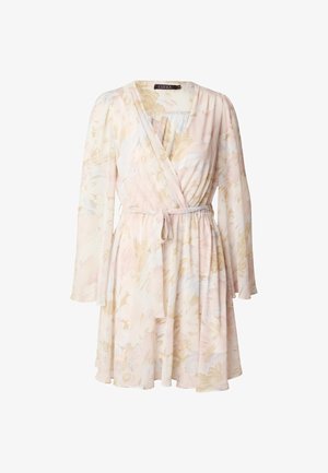 Robe portefeuille rose pâle avec motif floral beige, manches longues transparentes et ceinture à nouer à la taille, avec un décolleté en V et des plis doux.