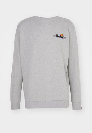 Sudadera gris hecha de una tela suave, con mangas largas, cuello redondo y un pequeño logo bordado en el pecho.