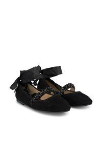Schwarze Wildleder-Ballerinas mit einem perlenbesetzten Riemen über dem Fußrücken und gebundenen schwarzen Satinbändern an den Knöcheln. Runde Zehenpartie und flache Sohle.