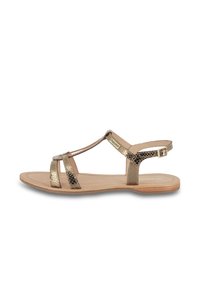Metalen gouden platte sandalen met meerdere banden, een achterste enkelband en een gestructureerde afwerking. De zool is bruin met een gladde oppervlakte.