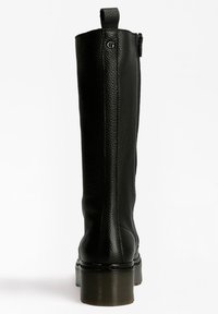 Stivale in pelle nera alto fino al ginocchio con una finitura testurizzata, punta arrotondata, tacco spesso e cerniera laterale per una facile calzata. Presenta un tassello per il sollevamento.