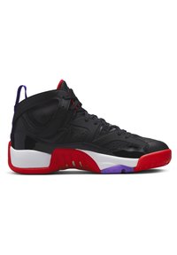 Baskets montantes noires de basket-ball avec des accents rouges, blancs et violets sur la semelle, lacets noirs et un tirant rouge sur la languette et le talon.