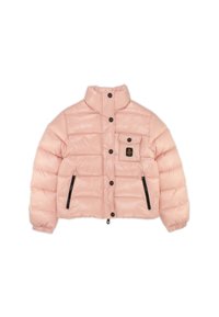 Giacca puffa rosa chiaro con colletto alto, bottoni a pressione, una tasca frontale e tasche laterali con zip nere. Presenta un design trapuntato e una texture morbida.
