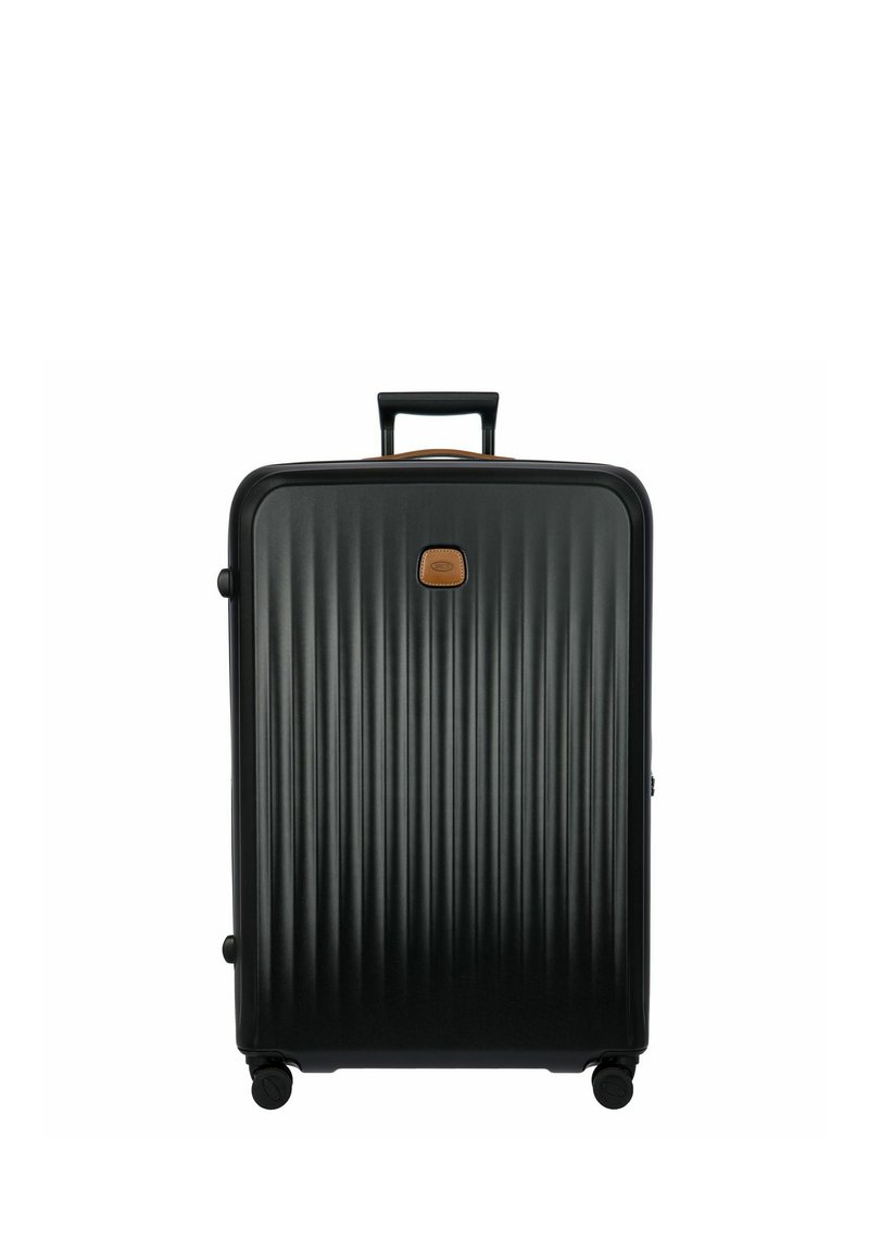 Valigia rigida nera con texture a righe verticali, dettagli in pelle beige, maniglia superiore e quattro ruote per una facile mobilità.