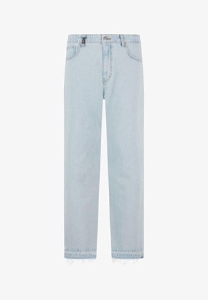 Világoskék farmernadrág, egyenes szárú szabással, rojtos szegéllyel, öt zsebes kialakítással és diszkrét mosási mintával. Gombos záródás jellemzi.