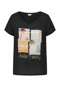 Camiseta negra de manga corta con cuello en V, que presenta un gráfico de múltiples paneles con palmeras, atardeceres y tablas de surf, adornado con el texto "Malibu Dreaming".