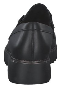 Zwarte leren schoenen met een afgeronde achterkant, een gestructureerde zool en een low-profile ontwerp. Kenmerkt zich door zichtbare stiksels langs de bovenrand.