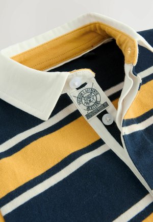 Navyblau- und gelbgestreiftes Poloshirt mit weißem Kragen, versehen mit einem Etikett mit dem Markenlogo. Weicher Baumwollstoff mit Knopfschluss am Hals.