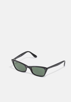 Óculos de sol pretos em plástico com lentes verdes, design angular em forma de olho de gato, detalhes em metal prateado e logótipo na hastes.