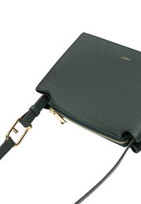 Borsa a tracolla verde in pelle con superficie testurizzata, hardware dorato, chiusura con zip e tracolla regolabile. Presenta il logo del brand in oro.
