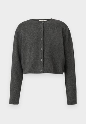 Kulgrå cropped cardigan med rund hals og seks knapper foran, lange ærmer og en blød strikstruktur.