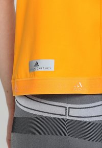adidas by Stella McCartney T-shirt med print - orange