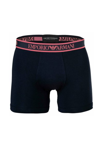 Schwarze Boxershorts für Herren mit einem pinkfarbenen elastischen Bund, der das Emporio Armani-Logo und Branding trägt.