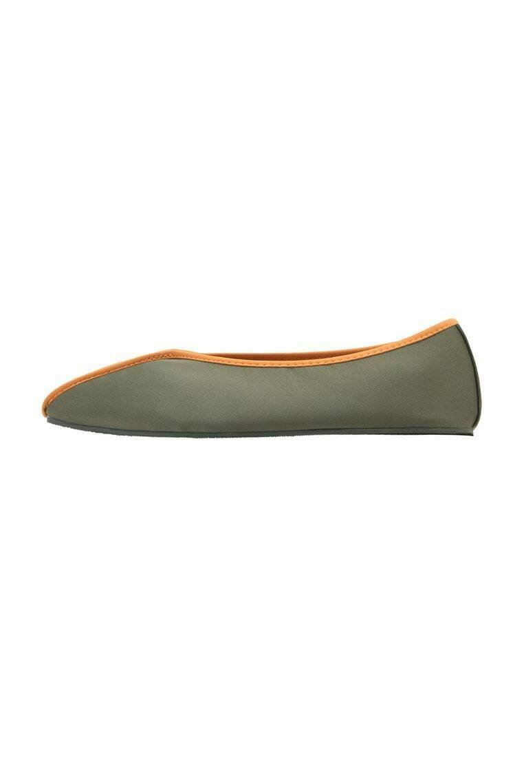 Grüner flacher Schuh mit einem schlanken Design, orangefarbigen Akzenten und einer weichen Textur. Verfügt über eine abgerundete Zehenpartie und eine flexible Sohle.